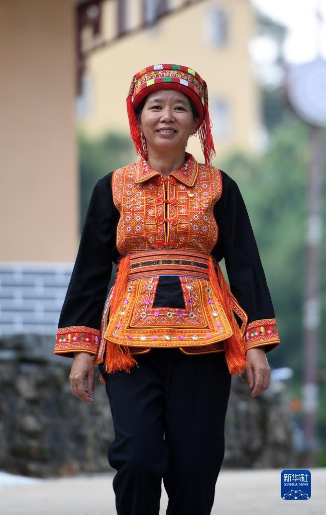 　在廣西蒼梧縣六堡鎮(zhèn)山坪村，祝雪蘭走在村道上（2022年9月22日攝）。新華社記者 陸波岸 攝